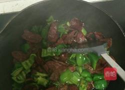 青椒炒辣香肠的做法图解8