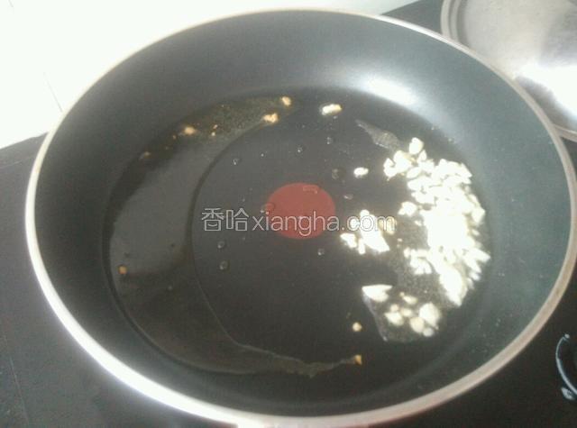 倒入蒜末炒香。