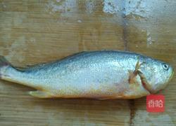 豉油蒸黄鱼的做法图解1