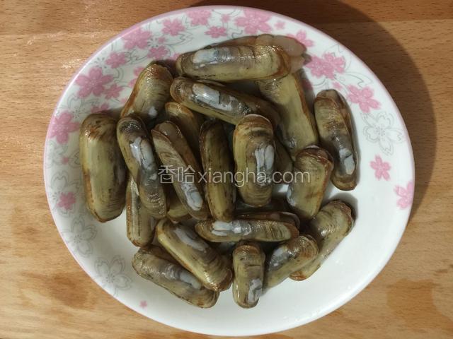 蛏子洗干净备用。