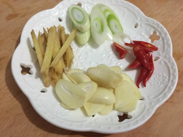 葱姜蒜辣椒切好。（葱绿忘拍了）