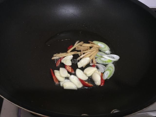 放入葱姜蒜辣椒爆香。