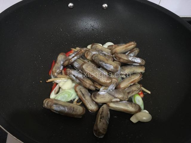 待葱姜蒜爆出香味了，再放入蛏子。