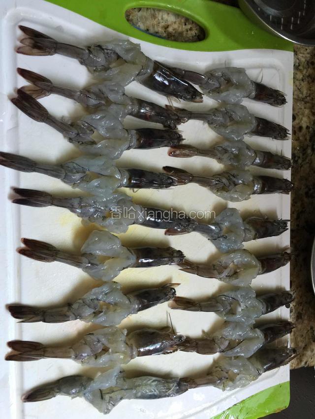 将虾仁去壳留头尾，在虾中间开一刀，将虾尾穿过。