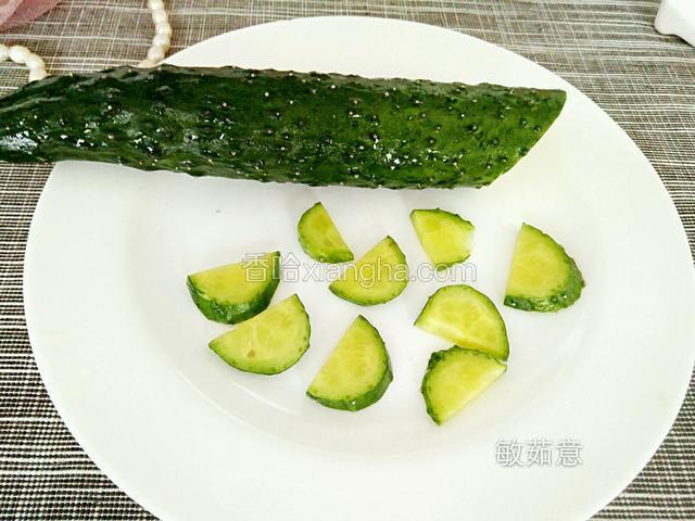 一支黄瓜洗干净，切成黄瓜片，然后对半切开切成图中的样子。