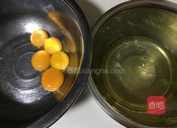 胡萝卜汁戚风蛋糕的做法图解1