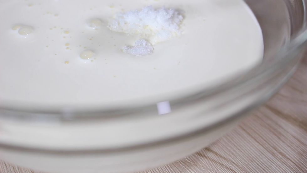 倒入剩下的15克细砂糖