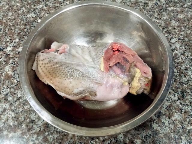 取鸡肉一块，剁成大小均匀的块。剁成块儿的那张图忘了拍。