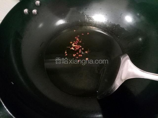 锅里放油，下花椒炸香。