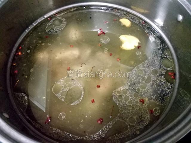 将爆香的鸡肉铲入炖锅内。再适当的拍一小块姜在锅里开火炖汤。