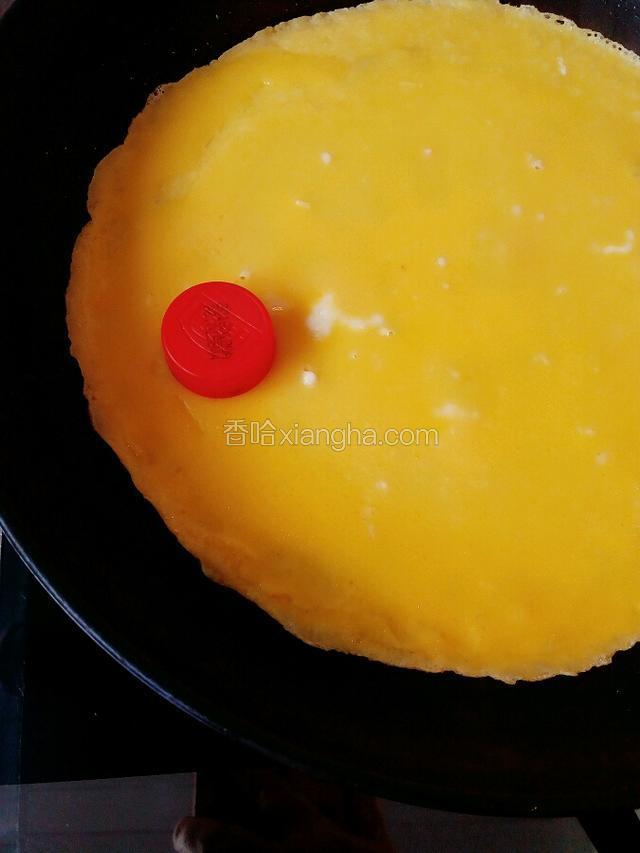 找一合适模具（我用的瓶盖）