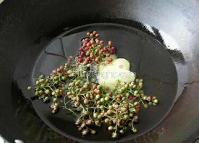 花椒、麻椒、藤椒炸油，油凉后加入，盐，孜然粉，拌制鱼豆腐；