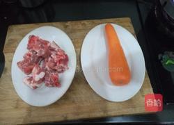 胡萝卜排骨汤的做法图解1