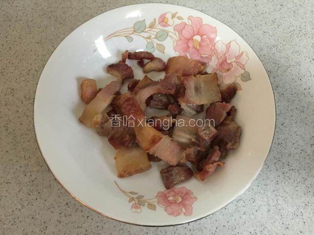 稍后把煸出油的咸肉片盛出备用；