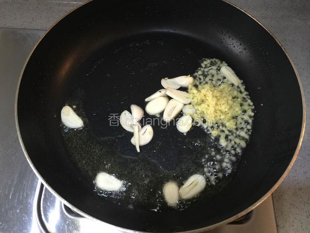 锅中留底油，烧热后倒入姜末和蒜片炝锅；
