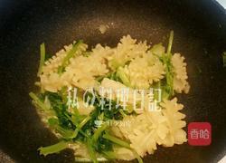 芹菜目鱼花的做法图解3