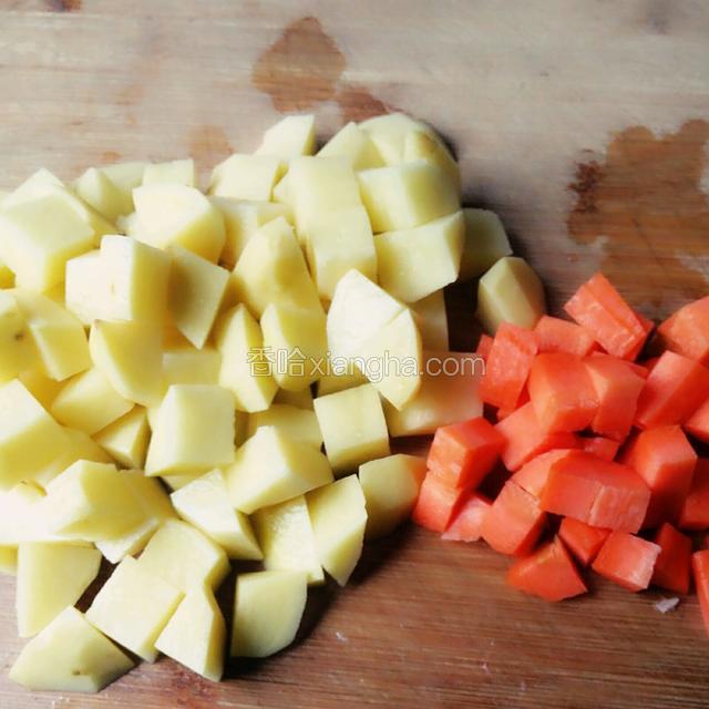 将土豆胡萝卜去皮，切成丁块，然后用清水洗去淀粉，防止变色