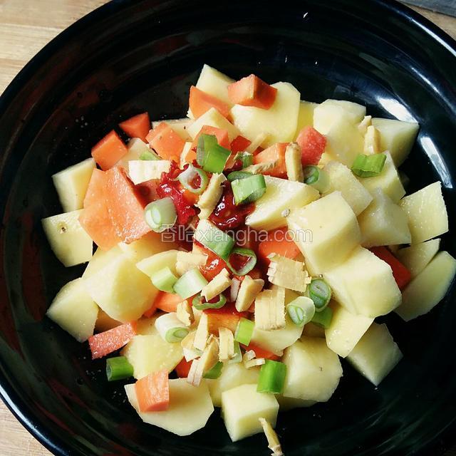 沥干水后加豆瓣酱、腐乳汁、葱姜末、盐、橄榄油