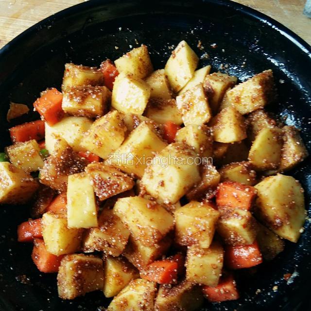 加入蒸肉米粉，搅拌均匀