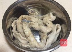 胡萝卜红烧肥肠的做法图解1