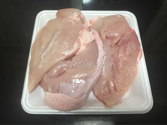 首先我们把鸡肉处理好后来煮汤。