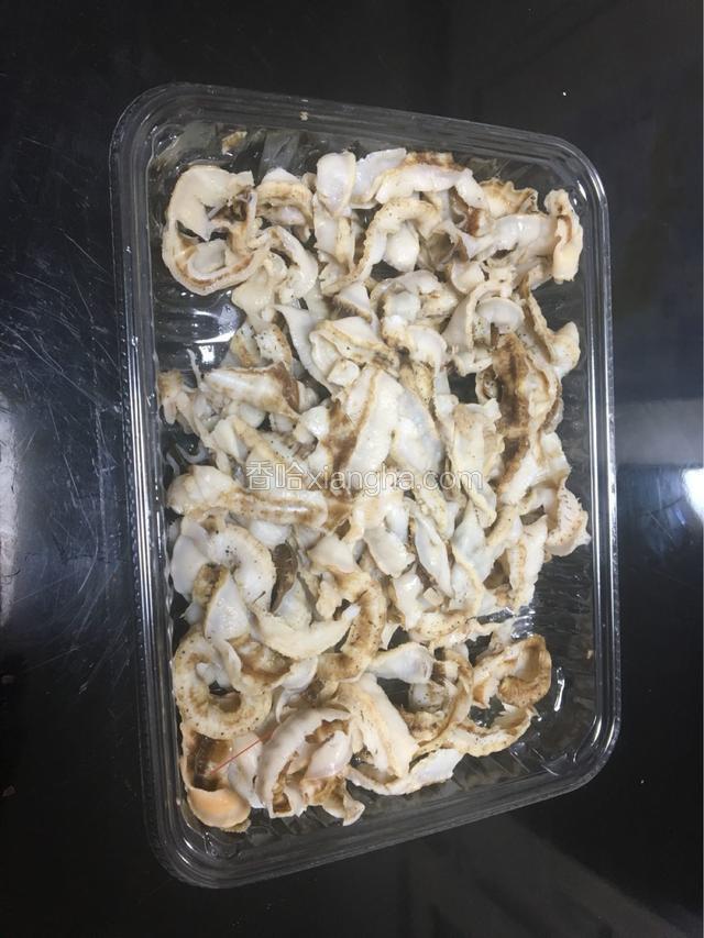 把扇贝边洗干净备用。