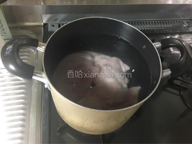 1千克鸡肉下锅后，加入3升水。