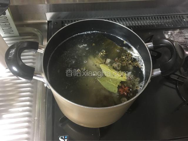 待水烧开之后，除去血沫后，加入扇贝边和熬汤料，文火熬制30分钟。