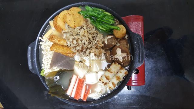 把煮好的鸡汤里加入盐、味精和白味增提鲜后，把鸡汤内的调料过滤干净后，将鸡汤加入我们摆好的锅子里，大火把蔬菜煮熟即可食用！