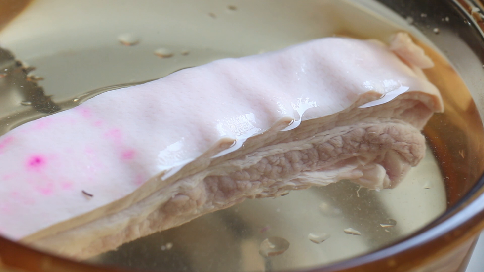 加姜片、大葱段、花椒