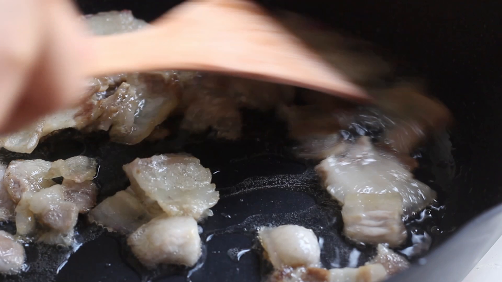 肉片煸至微焦呈窝盏状