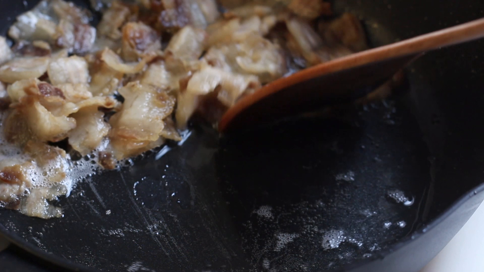 肉片推锅边，下姜蒜片炒香