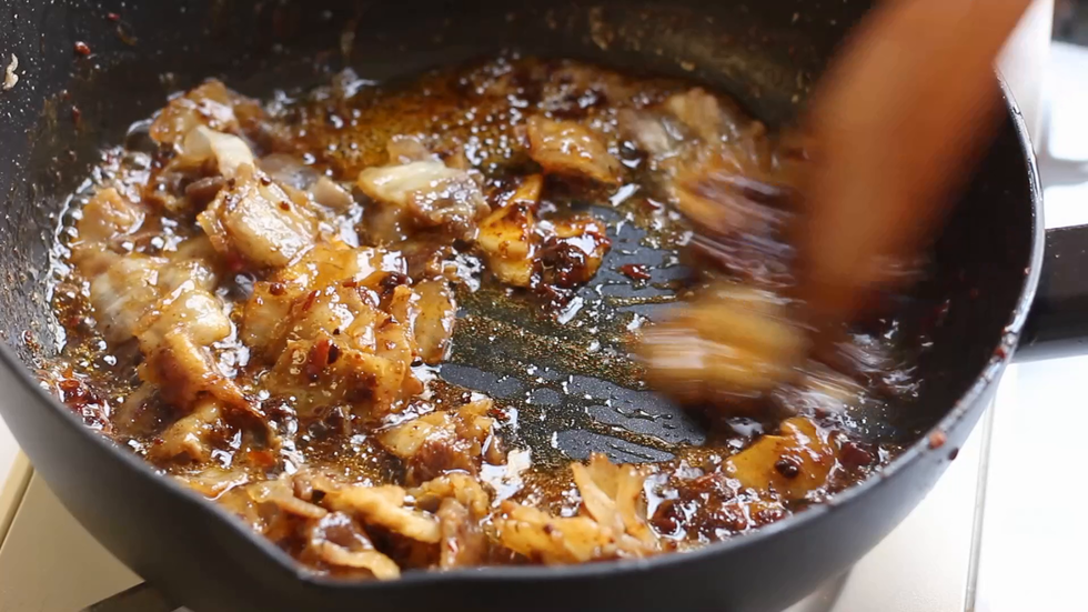 酱料与肉片混合，翻炒均匀