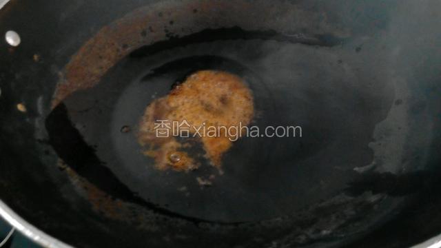 锅热后放油，加2匙糖熬糖色。糖完全变红既可。