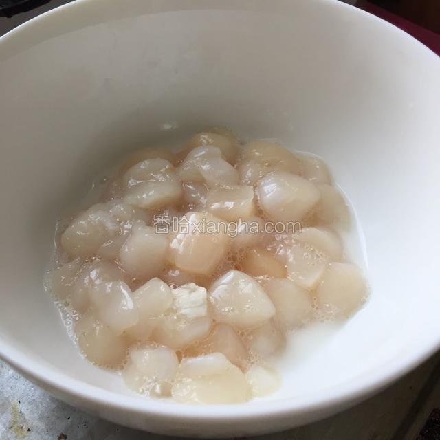 将鲜贝水分吸干，用少许盐、料酒、淀粉抓匀，腌制十分钟。葱切成花，姜切成末。
