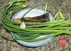 蒜苔炒腊肉的做法图解1