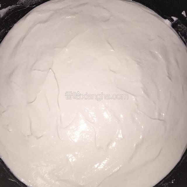 把整盒的粉倒入大锅里加入水拌匀成糊状。