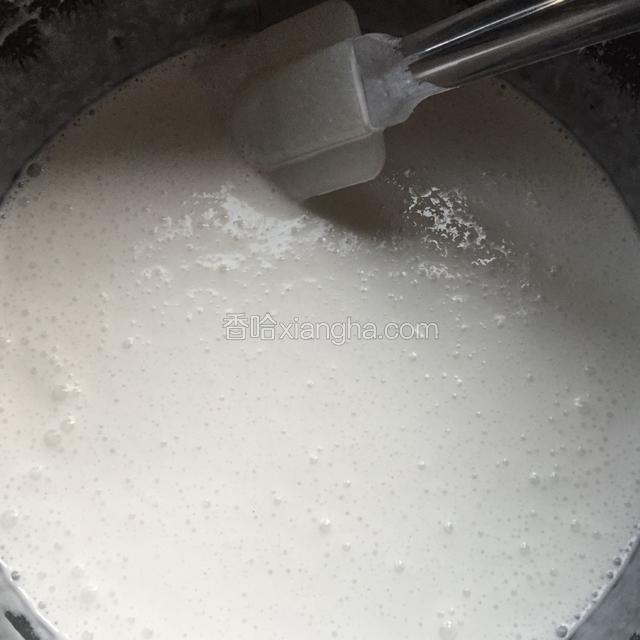 加入预拌粉辅料包和白糖拌匀。