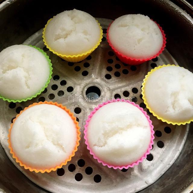 水烧开后中旺火蒸15分钟，关火焖3—5分钟，蒸好了，全部都开口了，漂亮。