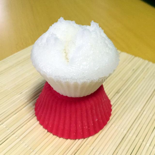 稍稍晾凉就可以轻松脱模，开吃。
