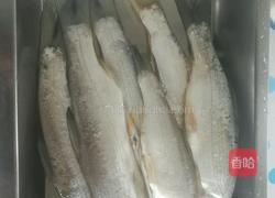 蒜香炸油鱼的做法图解1