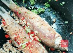 蒜香炸油鱼的做法图解8