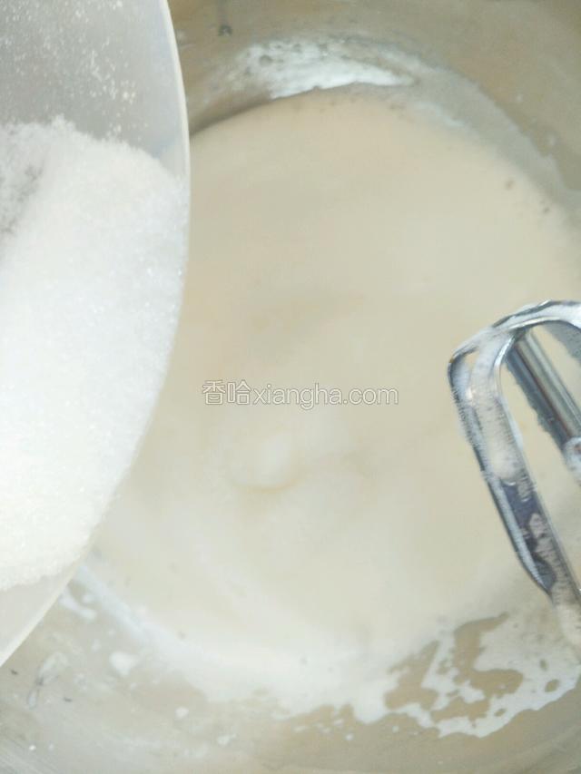 继续打发至泡沫细腻再加入三分之一白糖继续打发