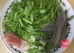 芹菜炒粉的做法图解1