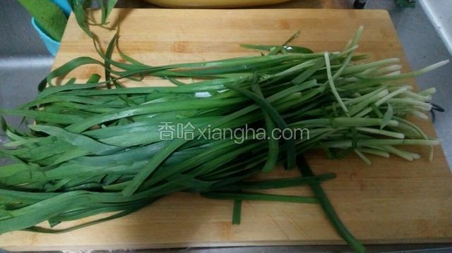 韭菜摘净后洗过控干水份