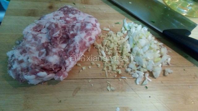 肉剁成馅，葱姜切碎