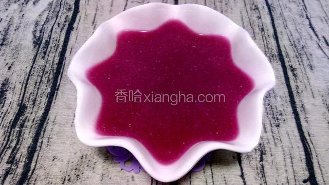 把火龙果汁倒入一大碗中，用勺子把表面的泡沫去掉。