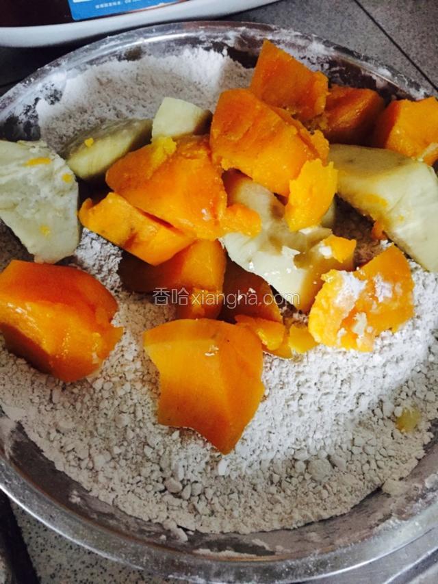 将红薯夹入粉子里用勺子压揉
