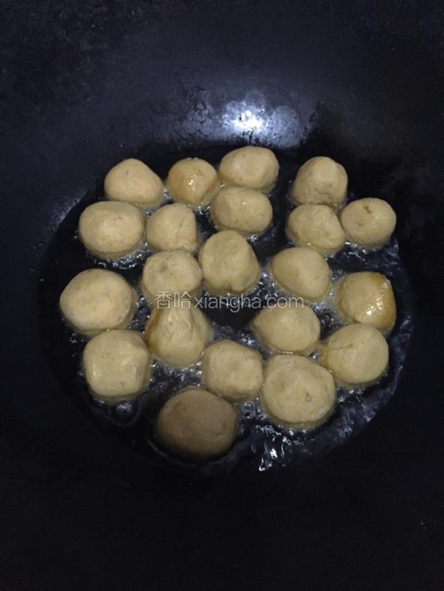 入油，烧开，放入揉好的红薯丸煎炸