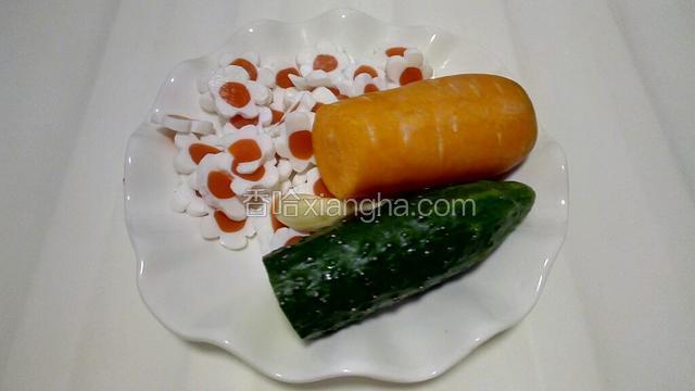 准备好食材并将其洗净，放入盘中。